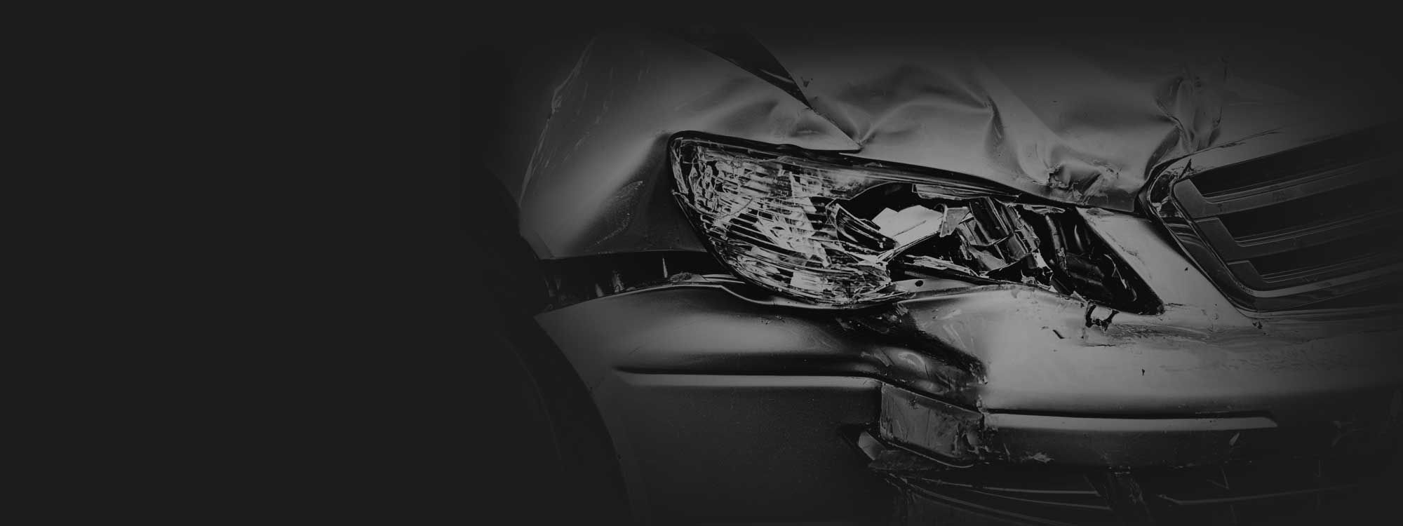 Nahaufnahme eines beschädigten vorderen linken Autoscheinwerfers und Kotflügels
